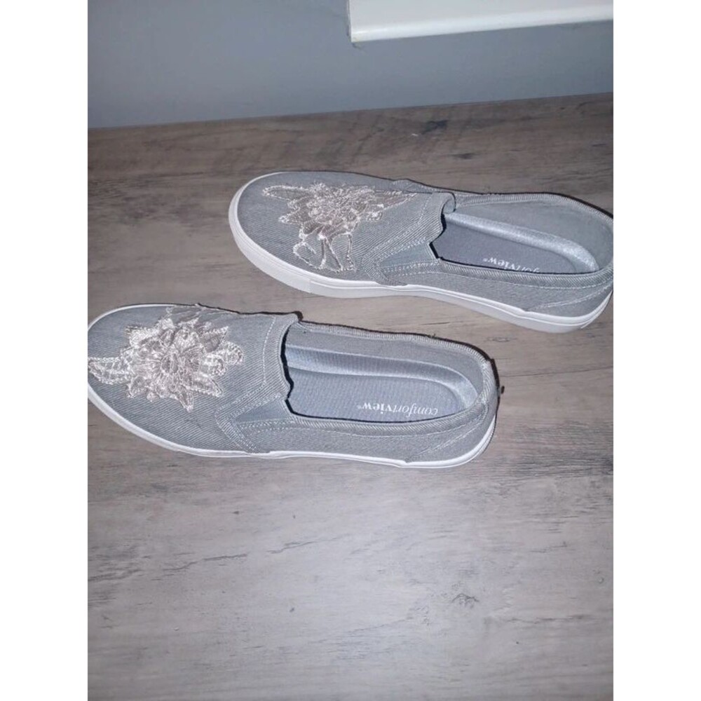 Comfortview "The Skyla" slip-on sneakers in grey featuring floral embroidery